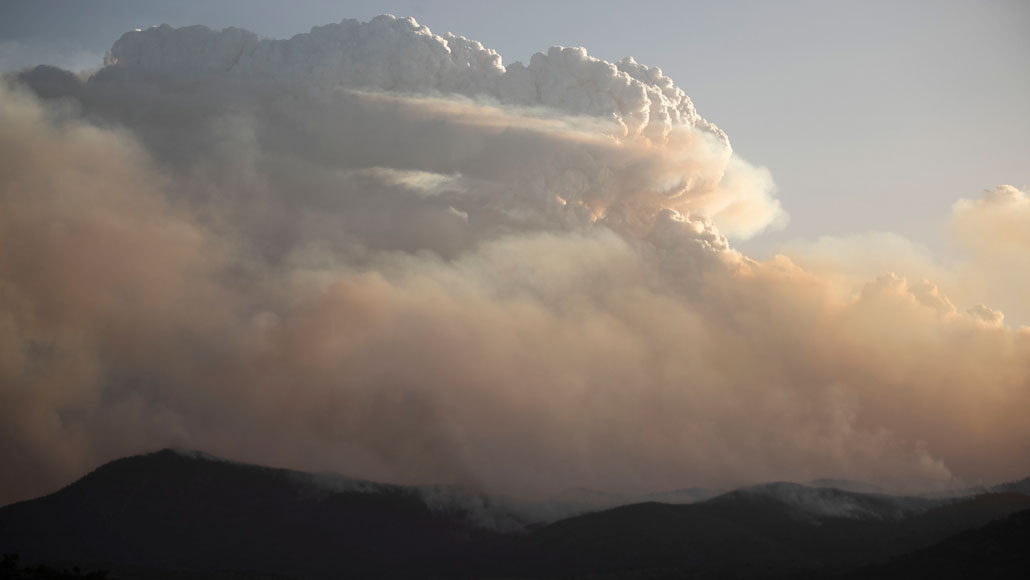 高耸的火灾雷霆龙龙可以像火山喷发一样喷洒烟雾剂