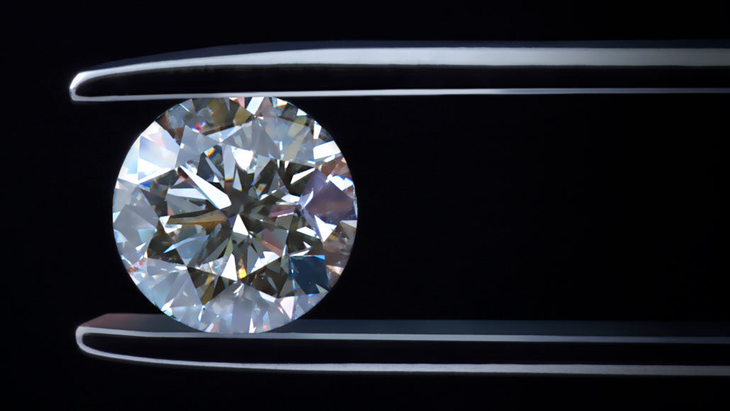 钻石在地球核心的压力下持有超过五倍的压力