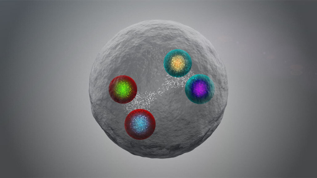 这是第一个已知的粒子，具有四种相同的夸克