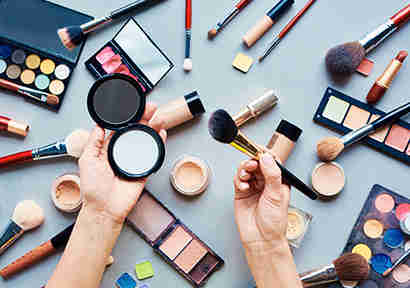 专家警告低质量中国化妆品的健康风险