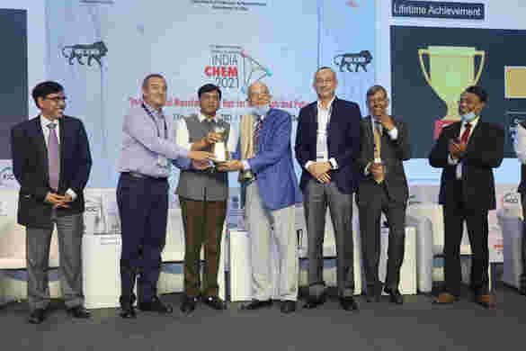 Rajju Shroff和CD Mayee在2021年FICCI化工和石化产品奖中获得终身成就奖