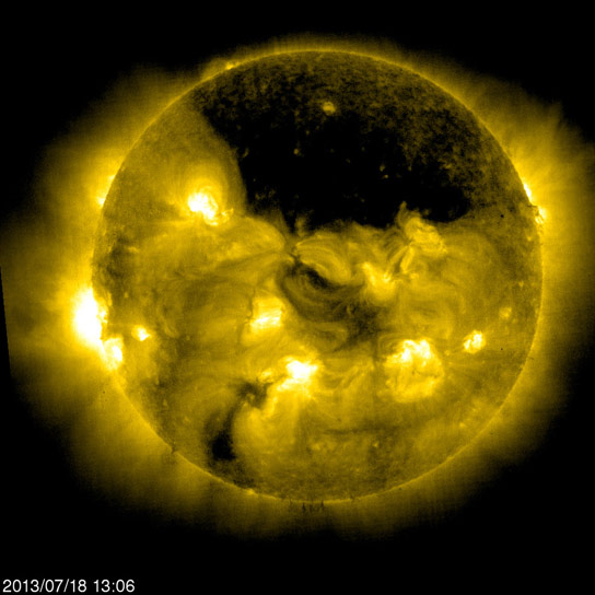 SOHO观测到太阳北极附近的大日冕孔