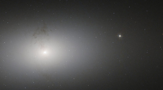 哈勃视图椭圆星系NGC 2768