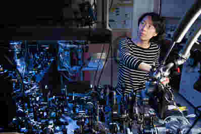 斯坦福物理学家开发电动波的Polariton激光器