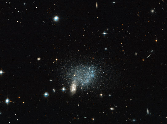 Hubble Image显示遥远的星系碰撞