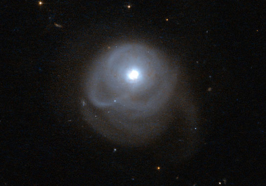 哈勃观星系2MASX J05210136-2521450