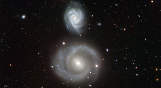 ESO的VLT视图Galaxies NGC 799和NGC 800
