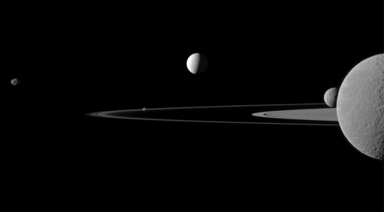 土星戒指和卫星的新卡西尼图象