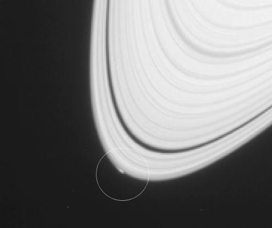 卡西尼揭示了土星周围形成的新月