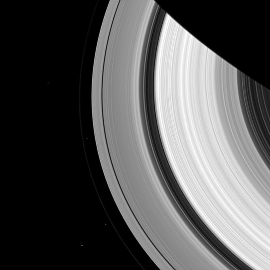 卡西尼号观看土星的四个月亮