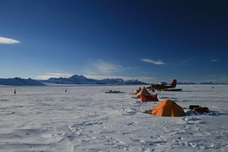 科学家们发现南极冰架下面的巨型冰频道