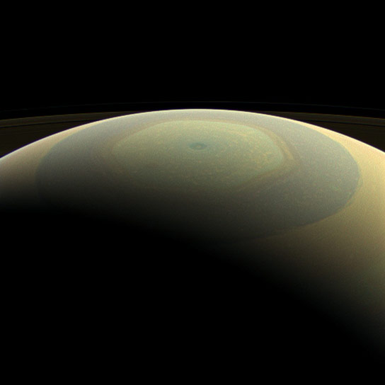 新卡西尼的土星图像及其卫星