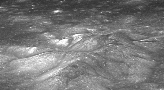 科学家们在月球上检测到Bullialdus火山岩中的岩浆水