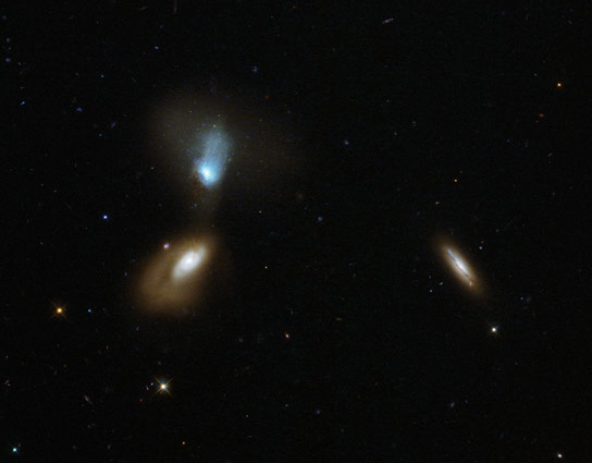 哈勃望远镜观察了几个多彩的星系
