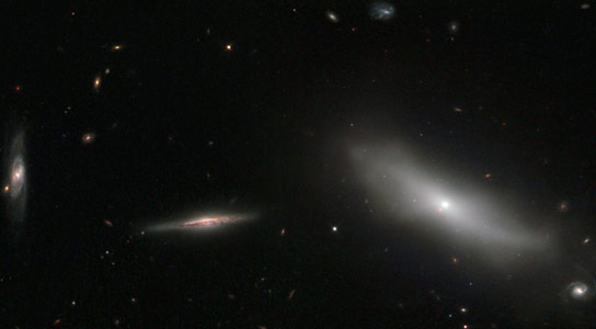 新的Hubble Image在eridanus的星座上显示了一部几个星系