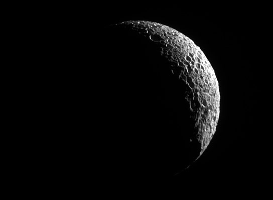 Crescent Mimas  -  Cassini意见Saturn的月亮Mimas
