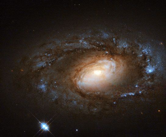 哈勃周图像–线性银河NGC 4102