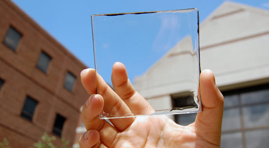 透明的发光太阳能聚光器可在不遮挡视线的情况下产生太阳能