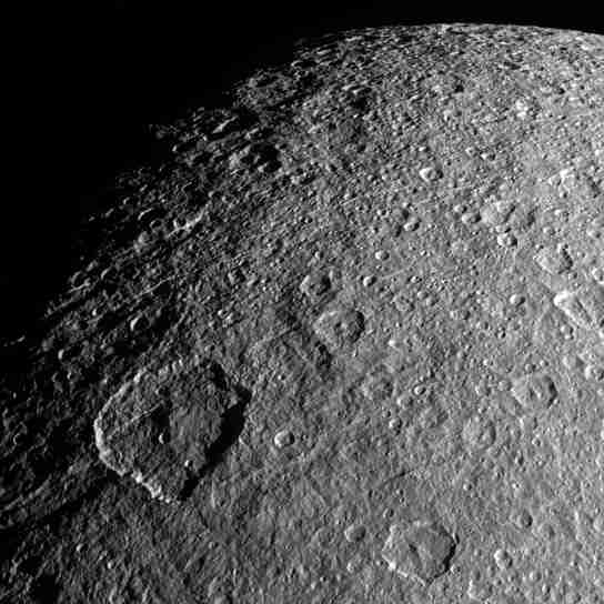 卡西尼号图像显示Rhea的表面特征
