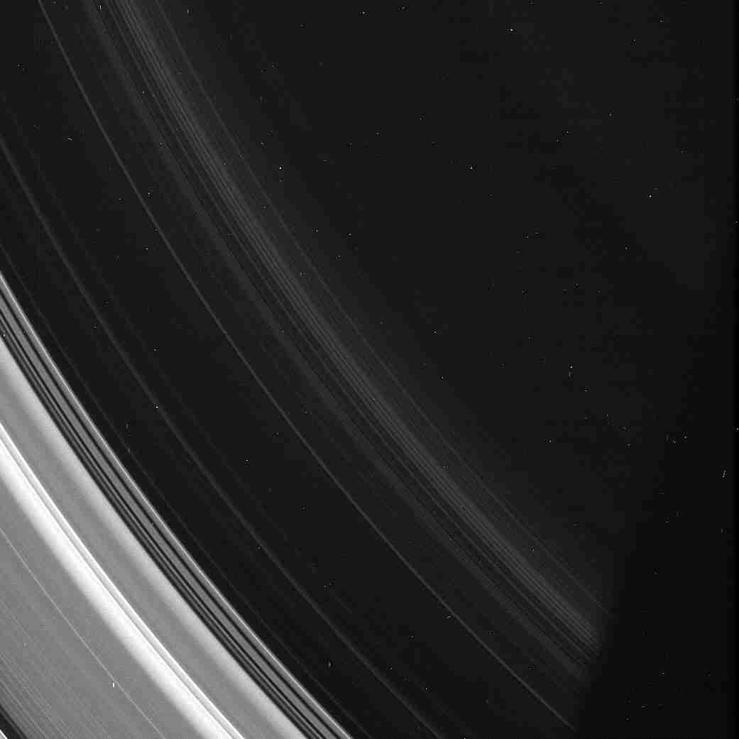 卡西尼揭示了土星的D戒指的螺旋
