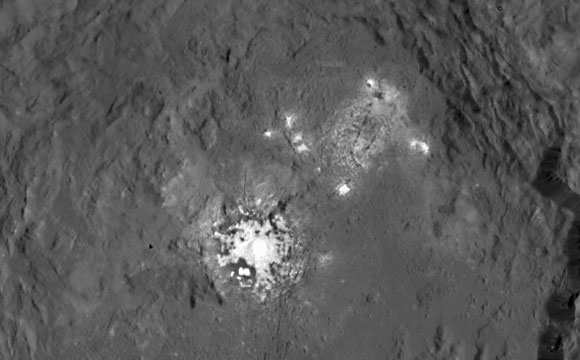 Ceres上的明亮斑点的新的密切观