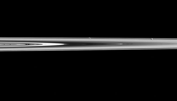 Cassini of prometheus和pandora隐藏在土星的戒指中