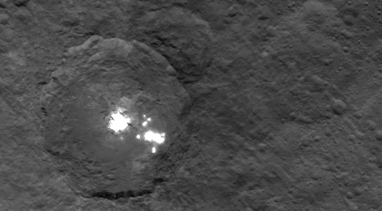 最新的黎明图像在Ceres上查看明亮的斑点