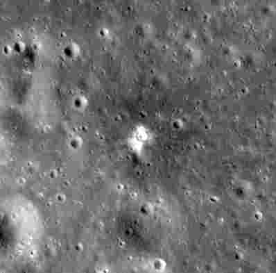 LRO Spacecraft在月球上发现了新的影响陨石坑