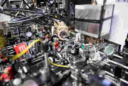 麻省理工学院物理学家在纪录高磁场中创造一个超流