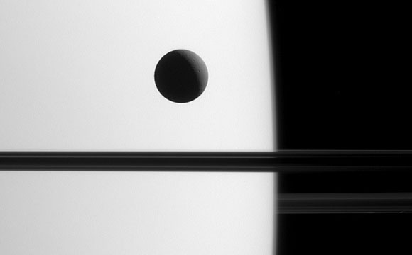 被过境进入 - 卡西尼景观Dione，因为它穿过土星的脸