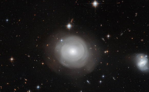 星系ESO 381-12的新哈勃视图