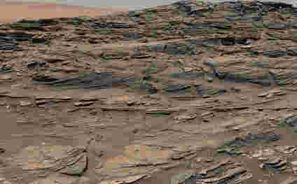 新的好奇罗孚图像显示石化沙丘