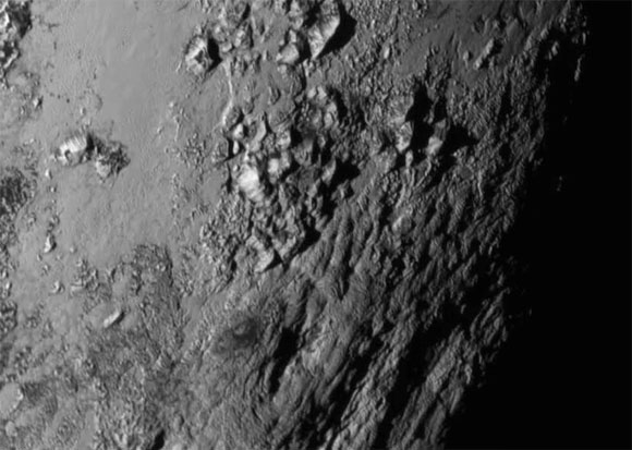美国宇航局的新视野航天器揭示了冥王星的第一个特写镜头