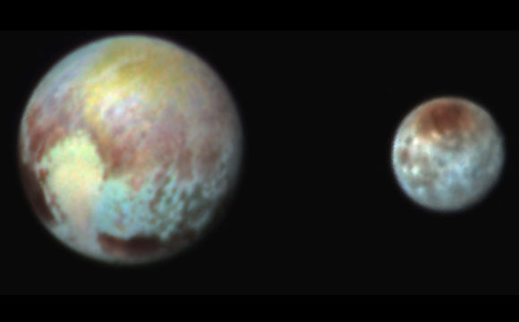假彩色图像显示冥王星和夏尔顿的复杂性