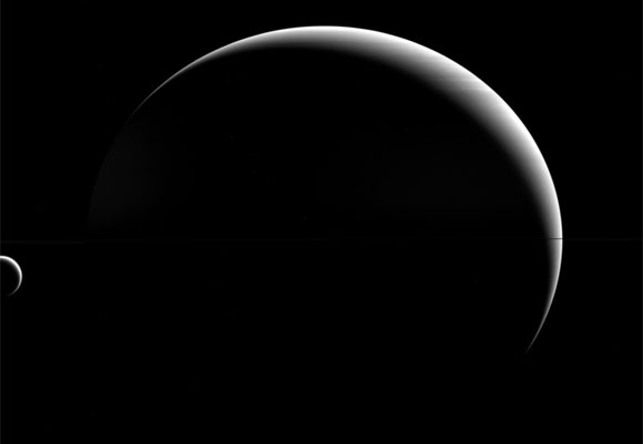 卡西尼岛观看泰坦在土星旁看着“不是那么泰坦尼克号”