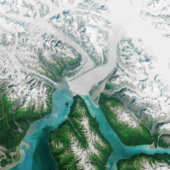 新图片显示哈伯德冰川的进展