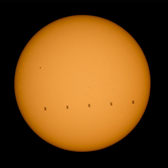 综合图象显示过阳光的国际空间站
