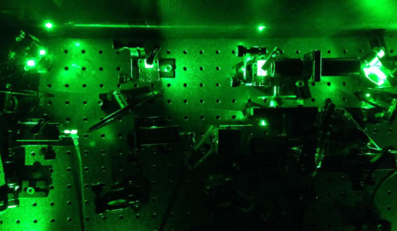 物理学家成功演示了单个光粒子的挤压