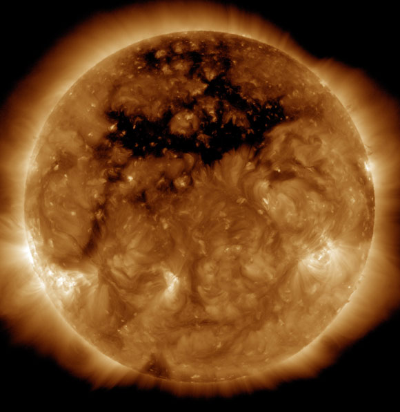 美国宇航局的太阳动力学天文台观测日冕洞