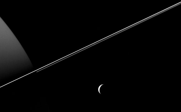 卡西尼号的新影像显示特提斯被土星及其环相形见war