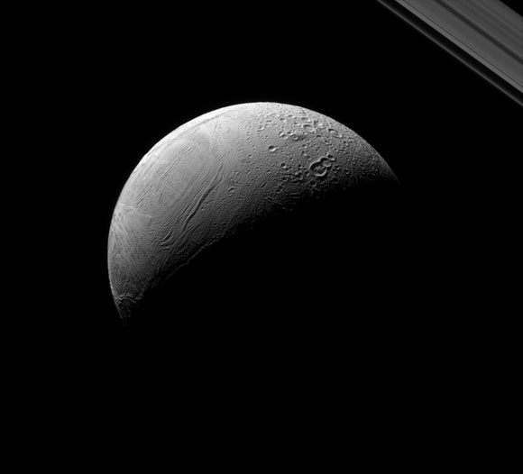 Casceladus的Cassini图像显示旧的和新的地形