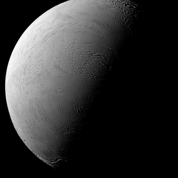 倾斜的终结者 -  Cassini宇宙飞船观看Enceladus