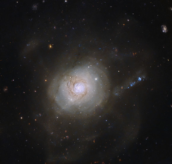哈勃周图像：螺旋星系NGC 7252