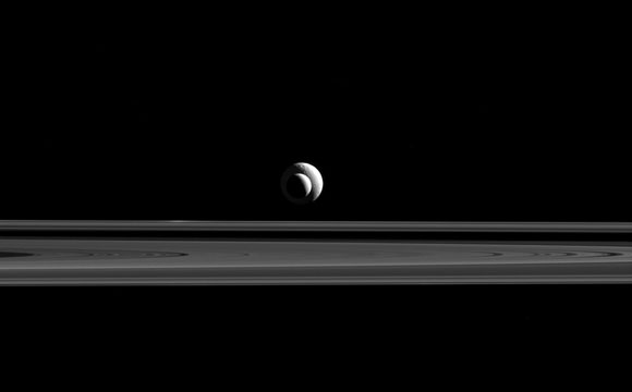 牛眼卫星 - 卡西尼岛观看Enceladus和Thethys