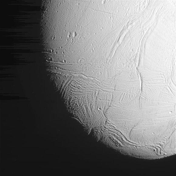 Cassini Flyby提供的新特写包括Saturn's Moon Enceladus