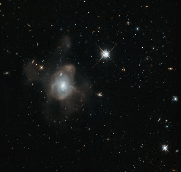 哈勃周图像：Galaxy 2masx J16270254 + 4328340