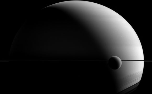 美国宇航局的Cassini Spacecraft意见是阴天土星和泰坦
