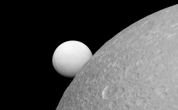 卡西尼景观Dione和Enceladus