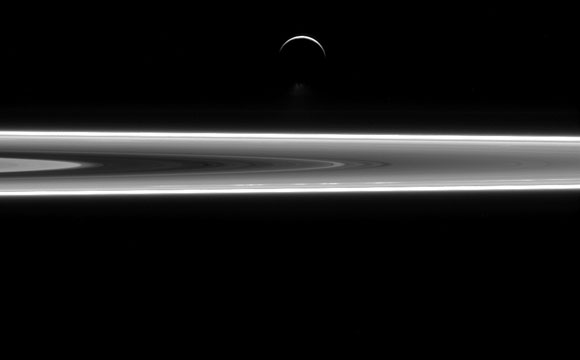 卡西尼岛观看来自Enceladus的水喷气机