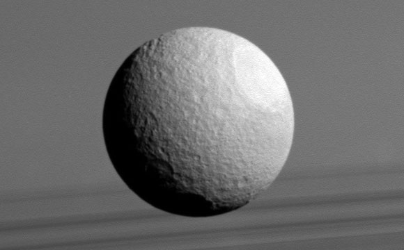冰和阴影 - 卡西尼景色的意见土星的月亮特质